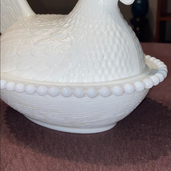 Lot of 2 Milk Glasses of Hens on a Nest - Picture 9 of 16